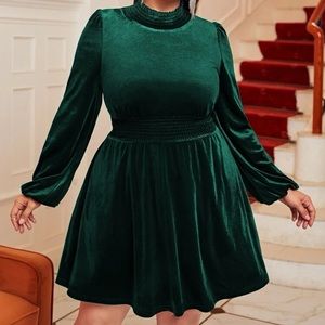 Velvet emerald green dress. Size 16, never worn!